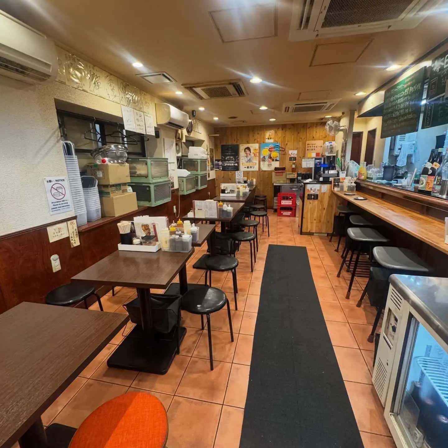 長堀橋店のカウンター席とテーブル席